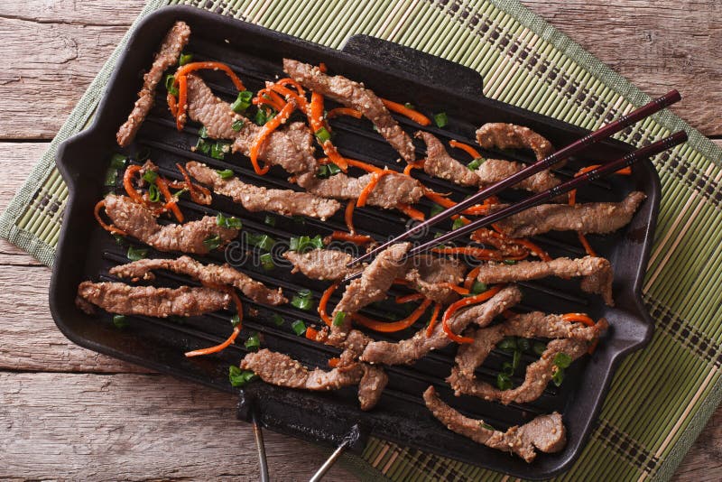 Manzo coreano di bulgogi con la carota sulla leccarda La cima orizzontale rivaleggia immagini stock Manzo coreano di bulgogi con la carota sulla leccarda La cima orizzontale rivaleggia immagini stock