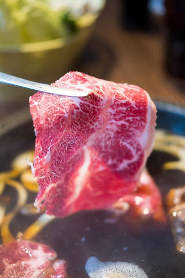 Manzo crudo e delizioso affettato con shabu shabu di alta qualità è manzo giapponese in pentola caldo fotografia stock