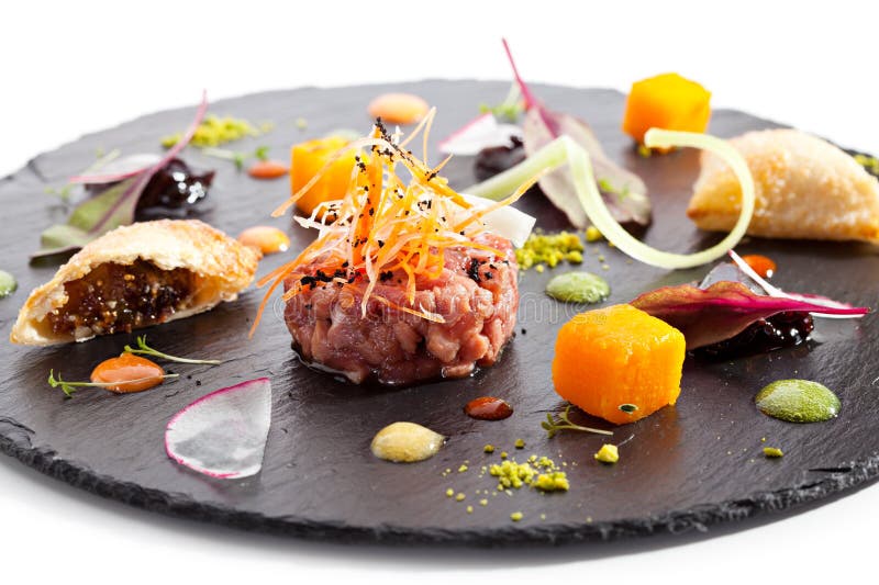 Manzo tartaro con le verdure fotografie stock