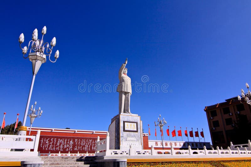 Mao Zedong monument in horizontal view with graven wall