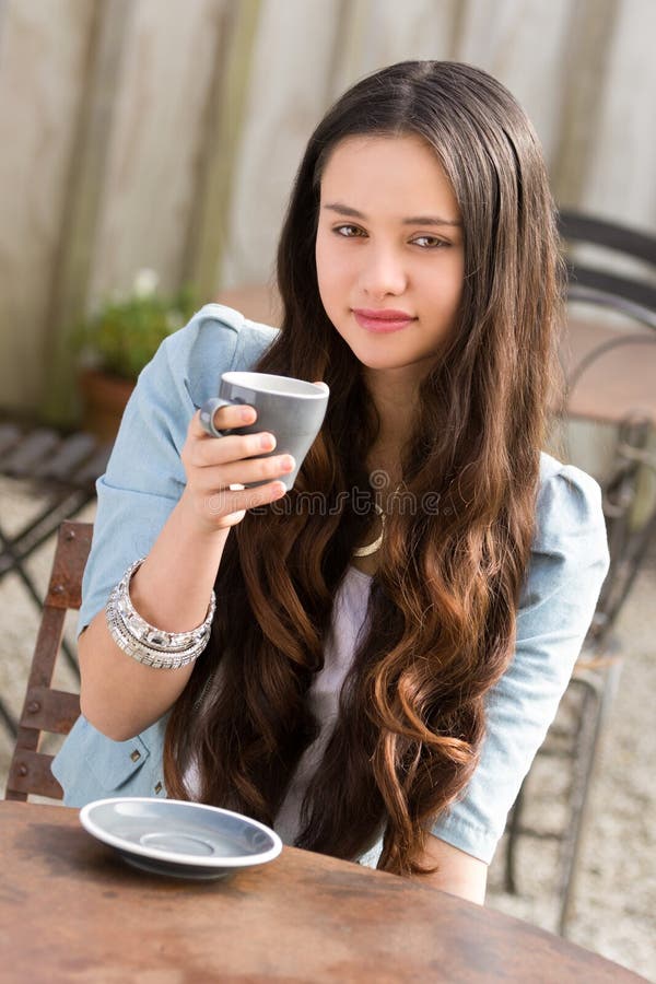 Maori Woman Drinking Coffee hermoso fotografía de archivo libre de regalías Maori Woman Drinking Coffee hermoso fotografía de archivo libre de regalías