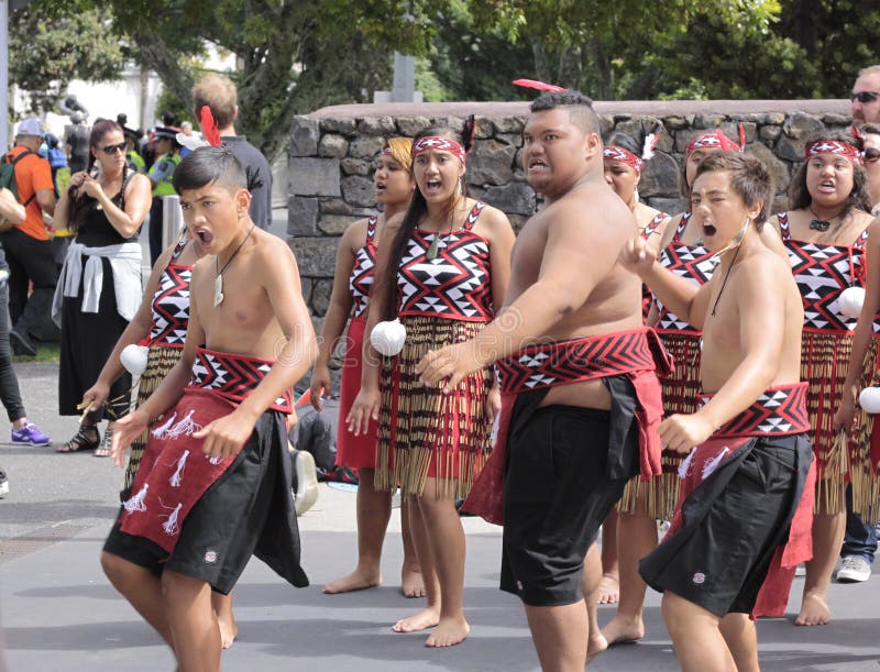 Maori Youths Perform Haka ICC CWC 2015. Auckland-marzo 24: Le gioventù maori eseguono il ballo di grido di guerra di haka fuori della coppa del Mondo 2015 del cricket ICC in Eden Park Rugby Stadium durante il gioco finale dei semi una partita dell'internazionale ODI del giorno fra la Nuova Zelanda ed il Sudafrica a Auckland, Nuova Zelanda martedì 24 marzo 2015