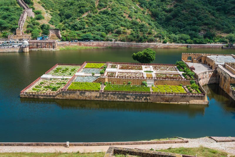 Maota sjö och trädgårdar av Amber Fort i Jaipur, Rajasthan, Indien arkivfoton Maota sjö och trädgårdar av Amber Fort i Jaipur, Rajasthan, Indien arkivfoton