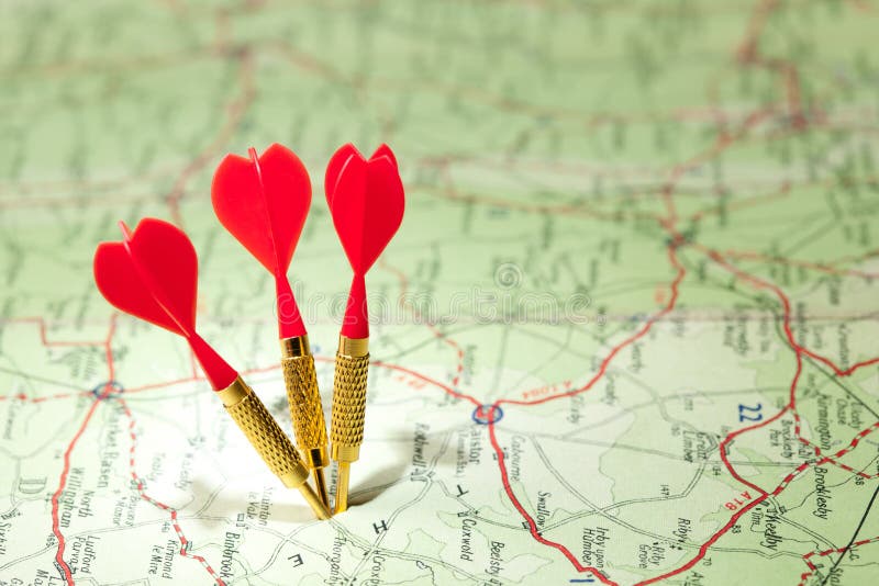 Mapa rodoviário com dardos vermelhos imagem de stock Mapa rodoviário com dardos vermelhos imagem de stock