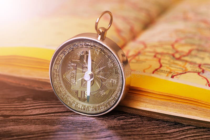 Mappa con la bussola e il bitcoin Strumenti semplici di navigazione da orientare nel mondo immagine stock