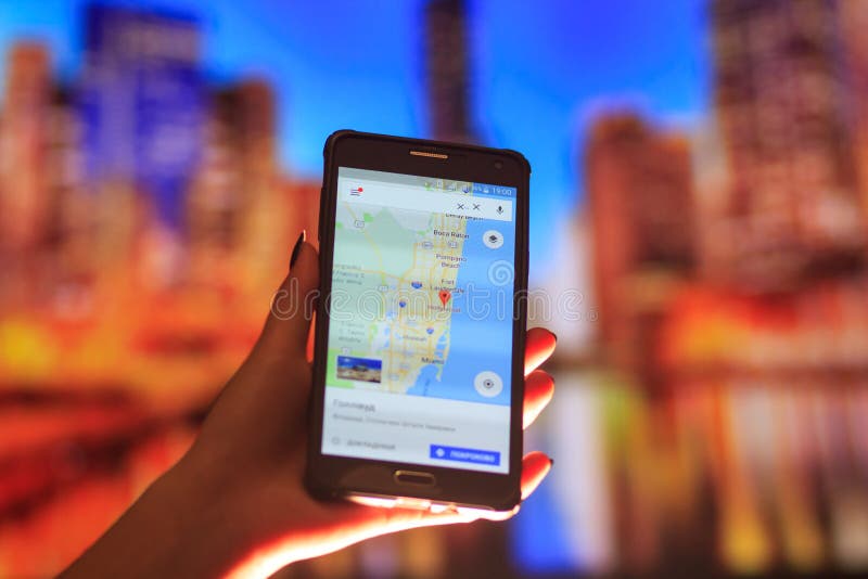 Mappa di Florida sul telefono nei precedenti di una città di notte Chiuda su del telefono cellulare della tenuta della mano della fotografia stock Mappa di Florida sul telefono nei precedenti di una città di notte Chiuda su del telefono cellulare della tenuta della mano della fotografia stock