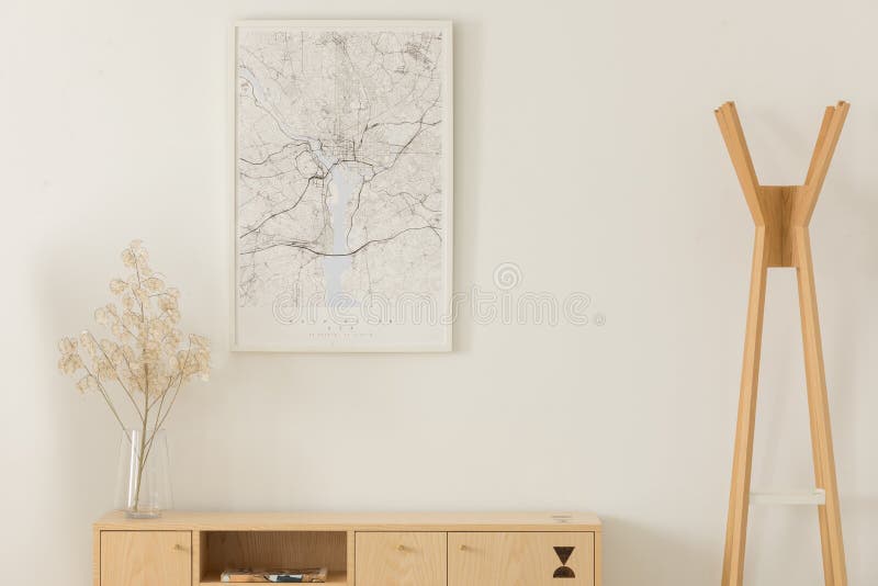 Mappa nel telaio bianco, fiore in un vaso di vetro sullo scaffale di legno, accanto al gancio di legno, foto reale