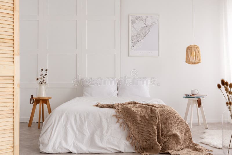 Mappa sulla parete dell'interno alla moda della camera da letto, foto reale fotografie stock libere da diritti