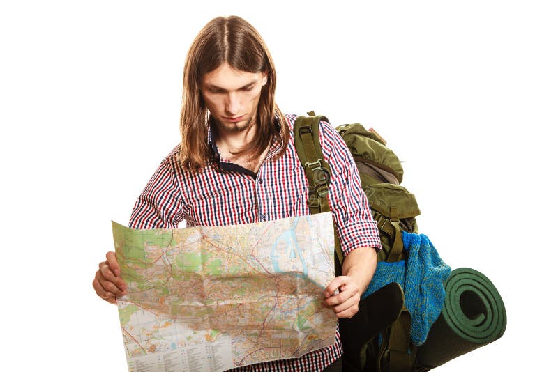 Mappa turistica della lettura di viaggiatore con zaino e sacco a pelo dell'uomo Giovane donna sulla spiaggia dell'isola di Formen fotografia stock libera da diritti Mappa turistica della lettura di viaggiatore con zaino e sacco a pelo dell'uomo Giovane donna sulla spiaggia dell'isola di Formen fotografia stock libera da diritti