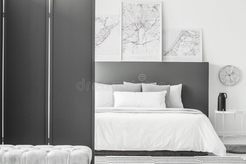 Mappe nell'interno minimo dell'hotel fotografia stock Mappe nell'interno minimo dell'hotel fotografia stock