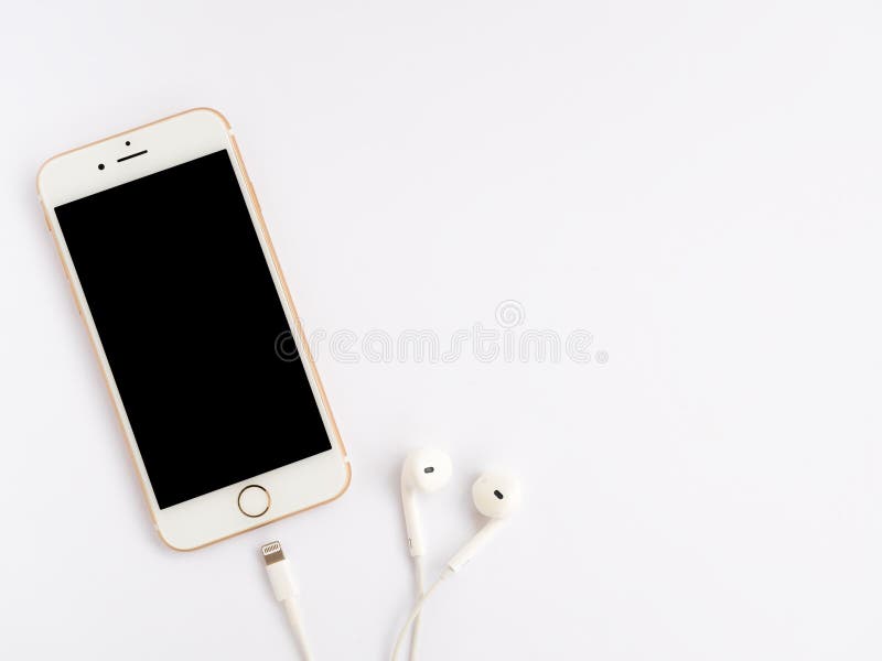 Maqueta de Apple iPhone7 y maqueta de Apple EarPods fotografía de archivo libre de regalías Maqueta de Apple iPhone7 y maqueta de Apple EarPods fotografía de archivo libre de regalías