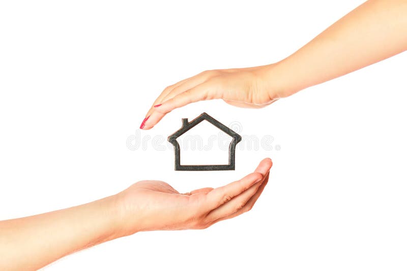 Maqueta de la casa entre el hombre y las manos de la mujer imagen de archivo libre de regalías Maqueta de la casa entre el hombre y las manos de la mujer imagen de archivo libre de regalías