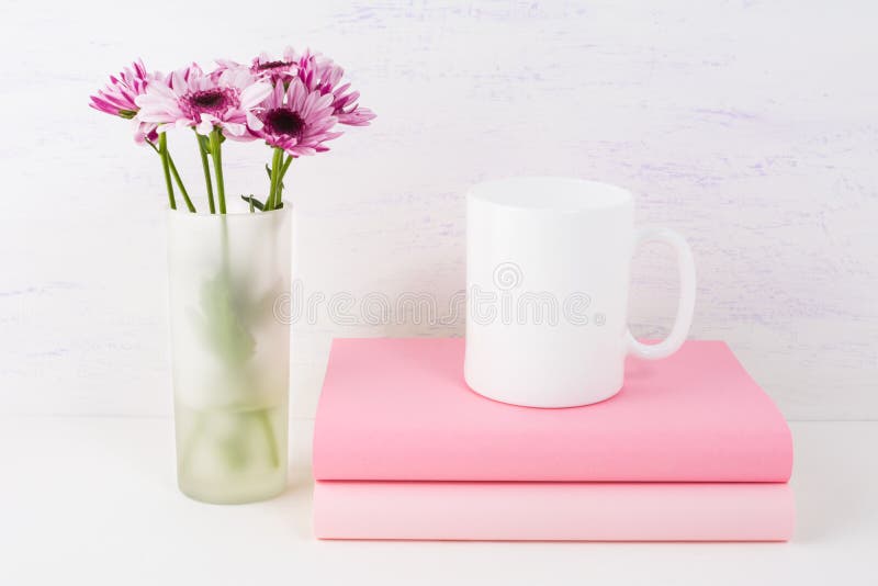 Maqueta de la taza de café con la margarita de la lila imágenes de archivo libres de regalías Maqueta de la taza de café con la margarita de la lila imágenes de archivo libres de regalías