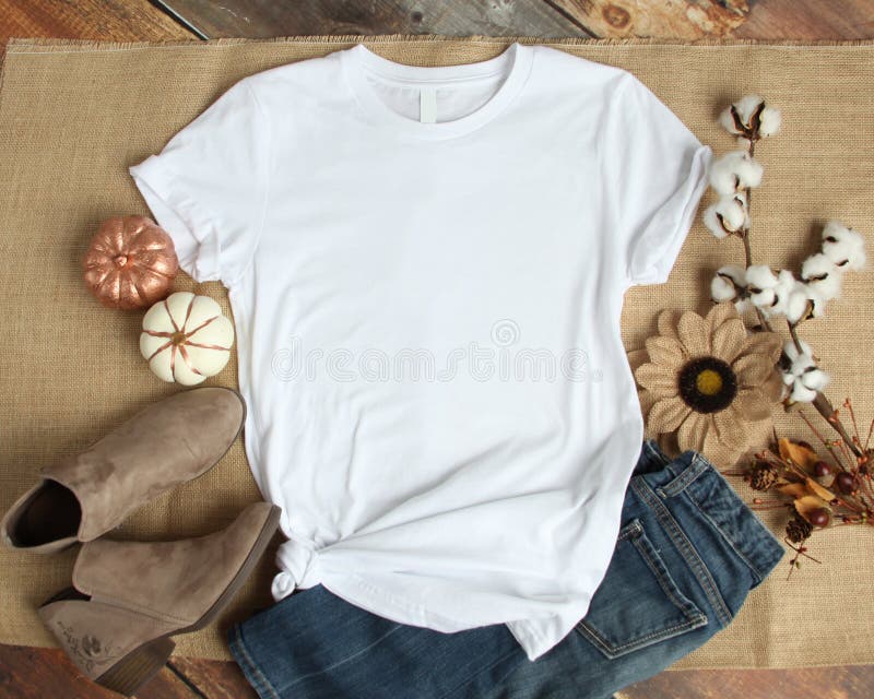 Maqueta de una foto blanca de la plantilla de la camisa del espacio en blanco de la camiseta