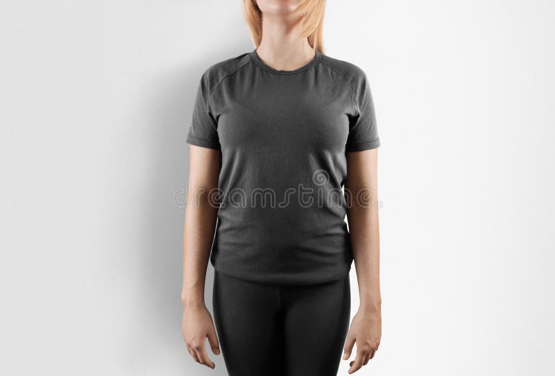 Maqueta gris en blanco del diseño de la camiseta Soporte de las mujeres en camiseta gris fotos de archivo Maqueta gris en blanco del diseño de la camiseta Soporte de las mujeres en camiseta gris fotos de archivo