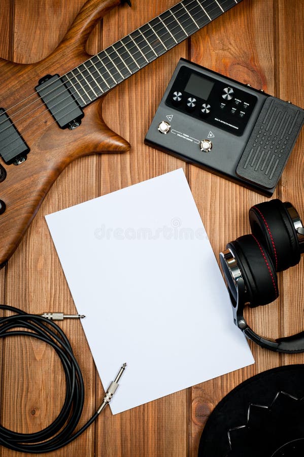 Maquette Avec Processeur De Guitare électrique Et Casque Professionnel  Studio Image stock - Image du guitare, pied: 272252453