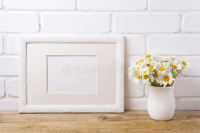 Maquette blanche de cadre de paysage avec le bouquet de camomille dans le va rustique images libres de droits Maquette blanche de cadre de paysage avec le bouquet de camomille dans le va rustique images libres de droits