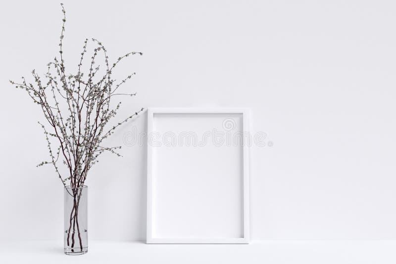 Maquette d'affiche avec le cadre et le blanc blancs Blackground illustration stock Maquette d'affiche avec le cadre et le blanc blancs Blackground illustration stock