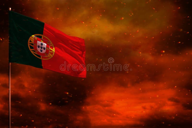 Maquette de formulaire de drapeau du Portugal avec l'espace vide pour votre texte sur le ciel rouge cramoisi avec le fond de colon