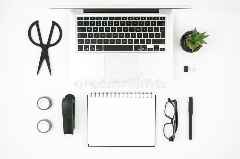 Maquette minimale de lieu de travail avec l'ordinateur portable et le bloc-notes vide sur le fond d'isolement blanc Vue sup?rieur photographie stock libre de droits Maquette minimale de lieu de travail avec l'ordinateur portable et le bloc-notes vide sur le fond d'isolement blanc Vue sup?rieur photographie stock libre de droits