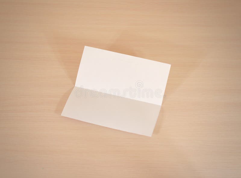 Maquette vide de brochure de livre blanc de tract sur une table en bois Sho image libre de droits Maquette vide de brochure de livre blanc de tract sur une table en bois Sho image libre de droits