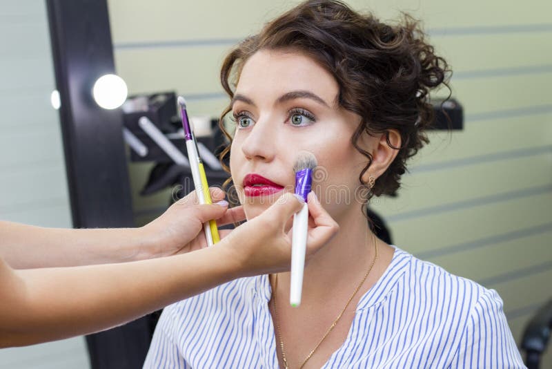 Maquiadora Ou Estilista Aplica Pólvora-sombra Ou Sombras às Pálpebras Do  Modelo Feminino. Classe Mestre Ao Aplicar Makeup Imagem de Stock - Imagem  de menina, senhora: 267240323