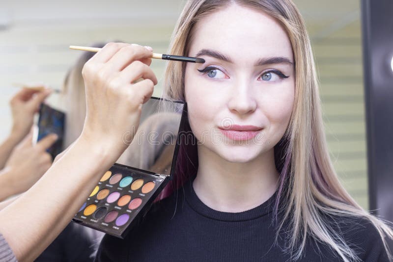 Maquiadora Ou Estilista Aplica Pólvora-sombra Ou Sombras às Pálpebras Do  Modelo Feminino. Classe Mestre Ao Aplicar Makeup Imagem de Stock - Imagem  de menina, senhora: 267240323