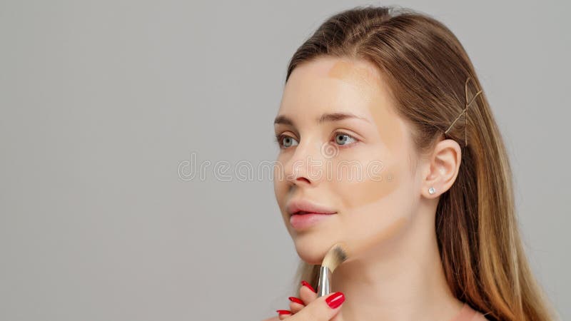 Maquiadora Ou Estilista Aplica Pólvora-sombra Ou Sombras às Pálpebras Do  Modelo Feminino. Classe Mestre Ao Aplicar Makeup Imagem de Stock - Imagem  de menina, senhora: 267240323