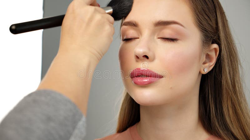 Maquiadora Ou Estilista Aplica Pólvora-sombra Ou Sombras às Pálpebras Do  Modelo Feminino. Classe Mestre Ao Aplicar Makeup Imagem de Stock - Imagem  de menina, senhora: 267240323