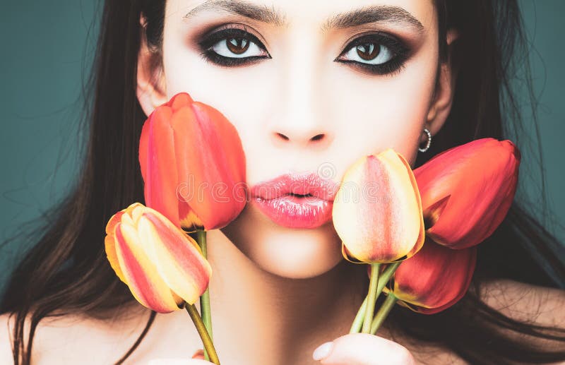 Maquiagem Da Primavera De Beleza Para a Garota Sensual. Mulheres Bonitas  Encaram De Perto. Linda Mulher Com Flores De Tulipas. Foto de Stock -  Imagem de atrativo, forma: 239545476