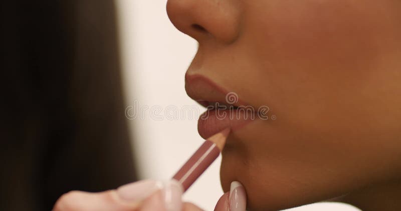 Maquillage. Contour de la lèvre. Préparation d'une jeune belle adolescente pour une fête. banque de vidéos