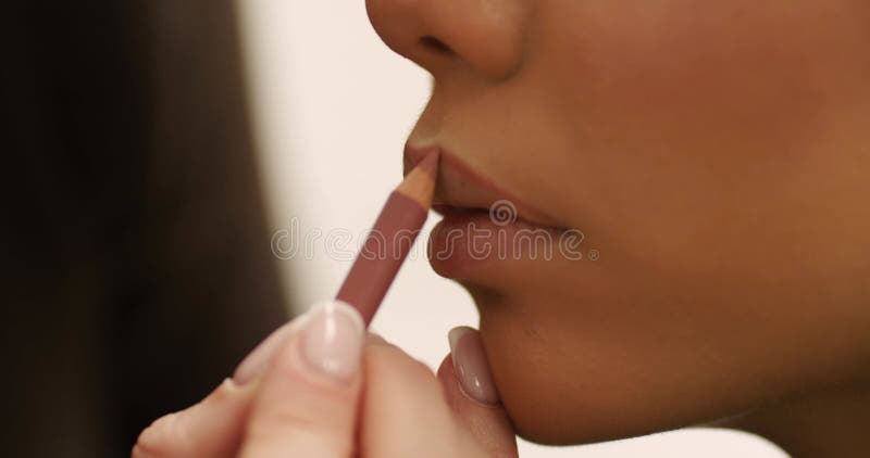 Maquillage. contour à lèvres. préparation d'une jeune belle adolescente pour une fête. banque de vidéos