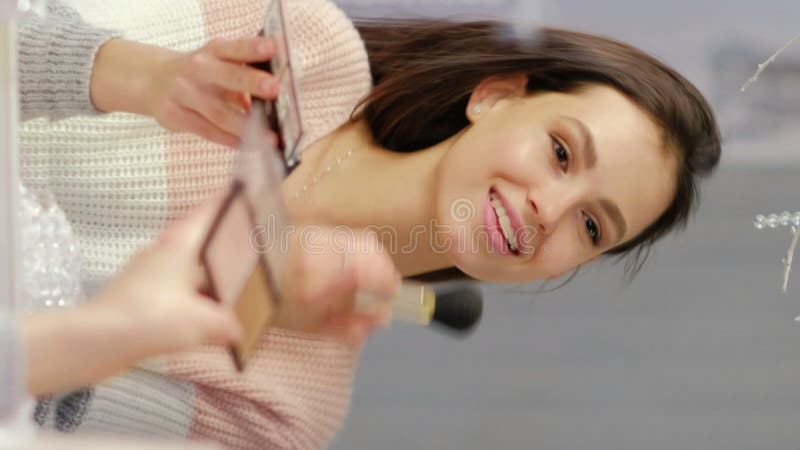 Maquillage de beauté verticale fille contour brosse miroir clips vidéos