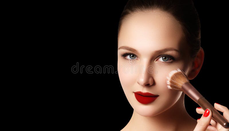 Maquillage et cosmétiques Visage de femme de beauté d'isolement sur le backg noir photographie stock libre de droits Maquillage et cosmétiques Visage de femme de beauté d'isolement sur le backg noir photographie stock libre de droits