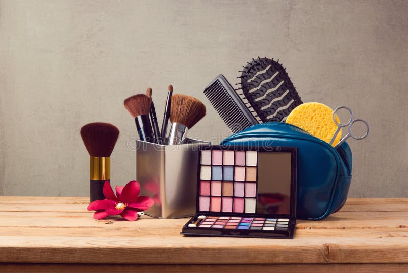 Maquillage et produits de beauté sur la table en bois image libre de droits Maquillage et produits de beauté sur la table en bois image libre de droits
