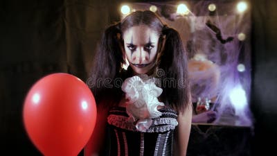 Maquillage Facile D'Halloween La Fille Avec Le Ballon Rouge, Sous