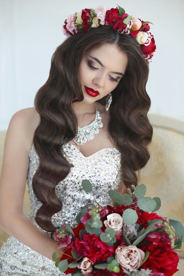 Maquillage la belle coiffure mignonne verrouille le mariage modèle de profil de verticale Belle mariée Long cheveu ondulé Bru images stock