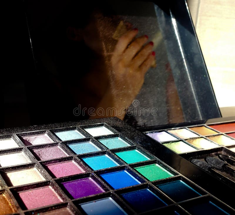 Maquillage, palette colorée de fards à paupières photos libres de droits Maquillage, palette colorée de fards à paupières photos libres de droits