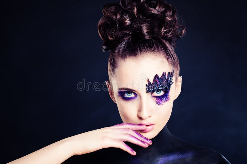  Maquillaje Artístico Cara Femenina Hermosa Con Art Makeup Imagen de archivo