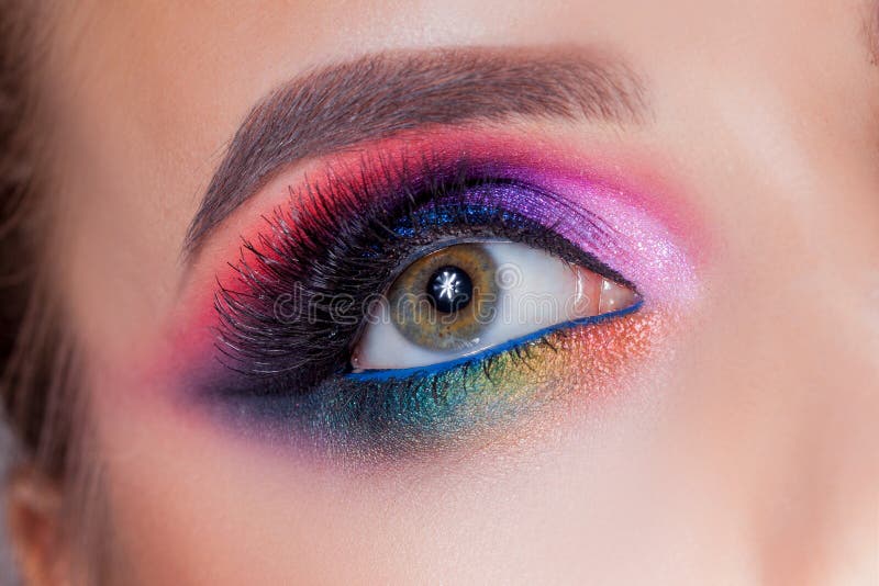  Maquillaje Brillante Del Ojo Que Sorprende En Sombras Azules Lujosas Rosa Y Color Azul, Sombreador De Ojos Coloreado Imagen de archivo
