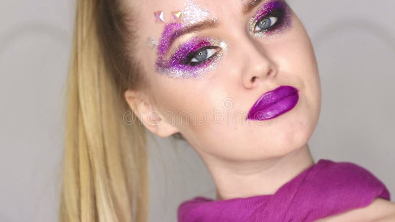 Maquillaje de la belleza Maquillaje púrpura y clavos brillantes coloridos Retrato hermoso del primer de la muchacha metrajes