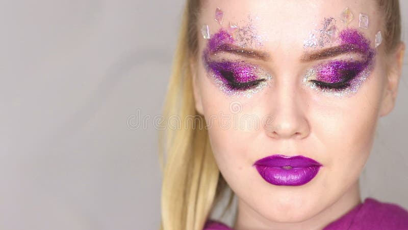 Maquillaje de la belleza Maquillaje púrpura y clavos brillantes coloridos Retrato hermoso del primer de la muchacha metrajes