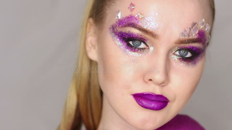 Maquillaje de la belleza Maquillaje púrpura y clavos brillantes coloridos Retrato hermoso del primer de la muchacha metrajes