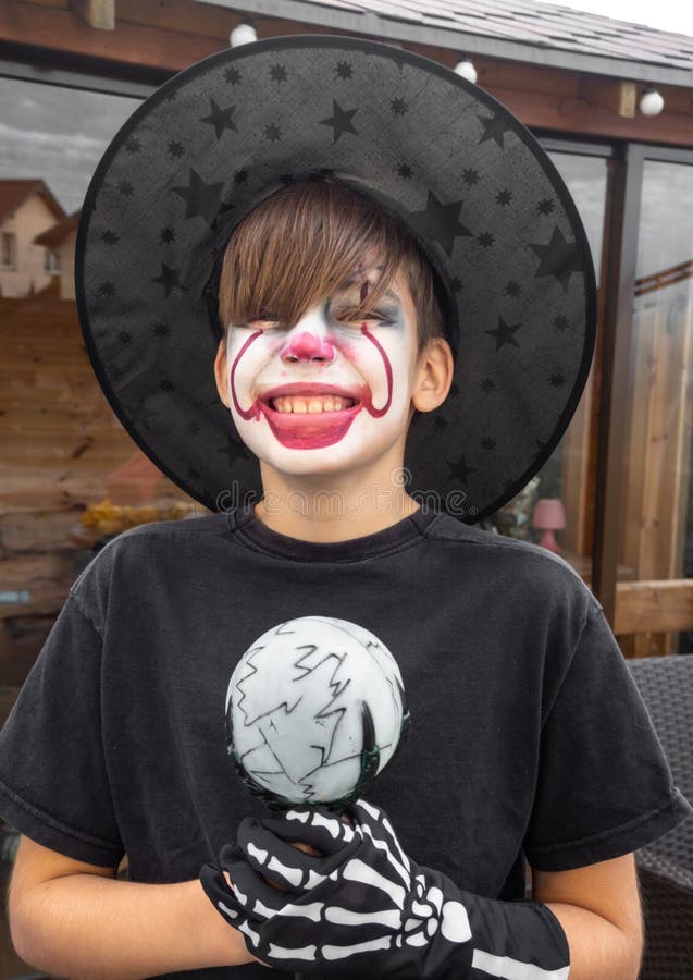Polo Buque de guerra teléfono Maquillaje De Payaso Con Sombrero Y Disfraz De Carnaval Imagen de archivo - Imagen de octubre, cara: 198964877 Polo Buque de guerra teléfono Maquillaje De Payaso Con Sombrero Y Disfraz De Carnaval Imagen de archivo - Imagen de octubre, cara: 198964877