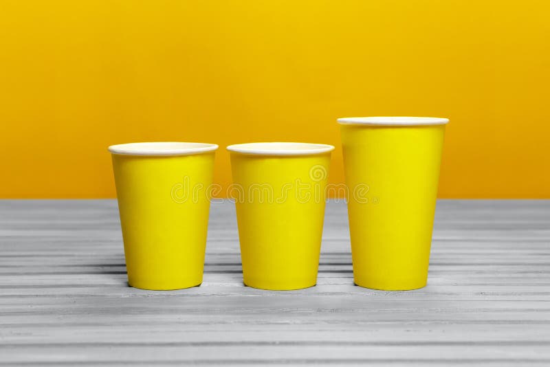 Maquillaje De Tres Tazas De Papel Amarillas. Taza De Café Desechable En  Color De Tendencia Imagen de archivo - Imagen de expresado, espacio:  205380547