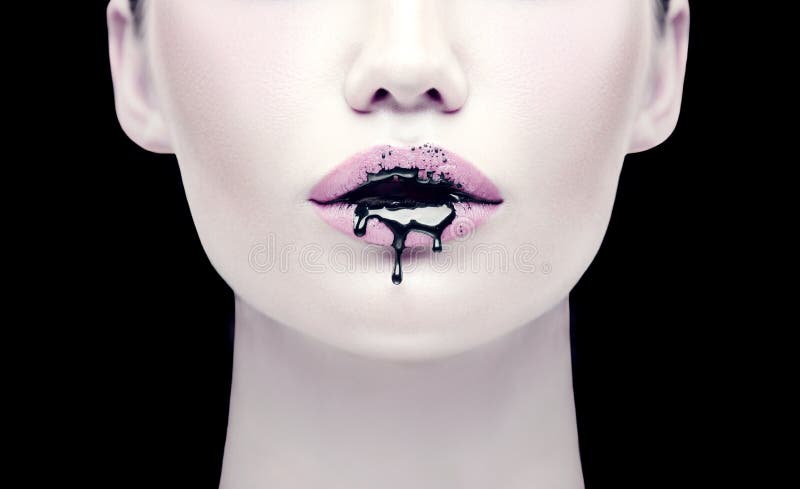 Maquillaje del partido de Halloween, estilo gótico Goteo negro de la pintura de los labios de la muchacha modelo hermosa Cara de