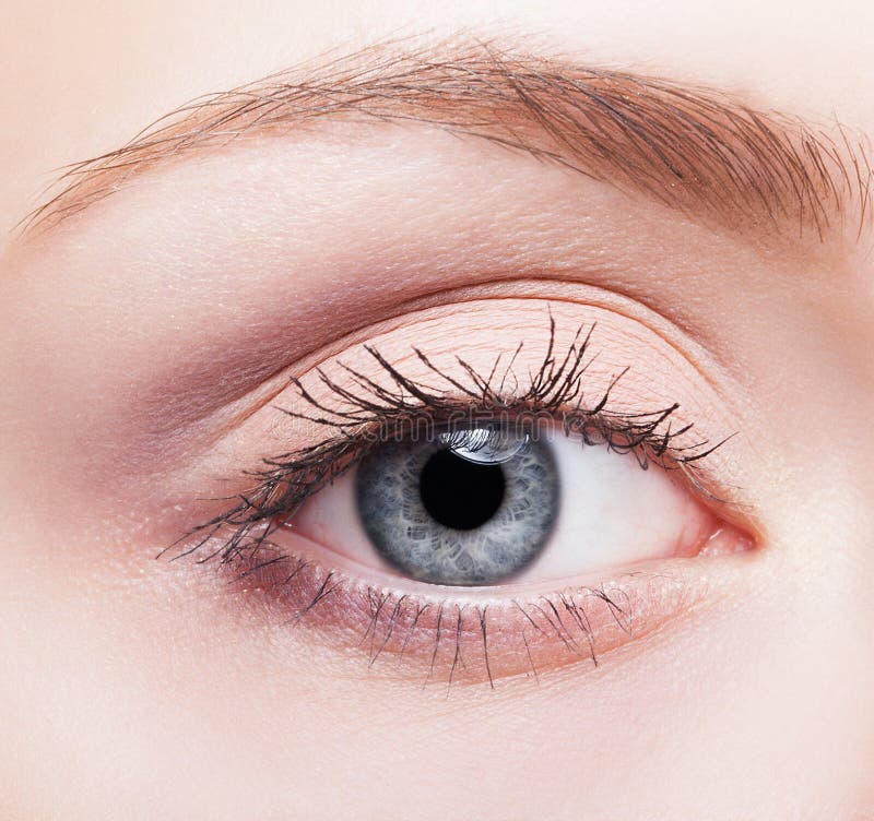Maquillaje femenino de la cara con el ojo azul fotos de archivo Maquillaje femenino de la cara con el ojo azul fotos de archivo