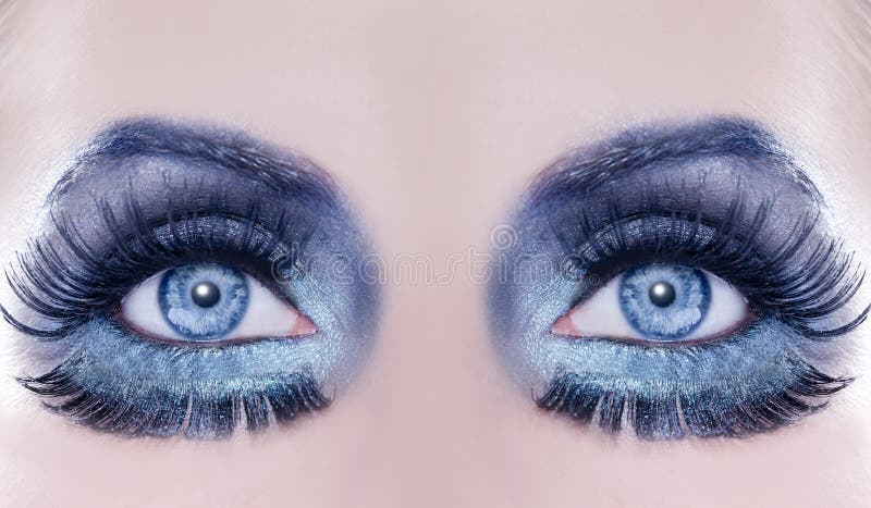  Maquillaje Macro De La Manera De La Fantasía Del Primer De Los Ojos Azules Foto de archivo