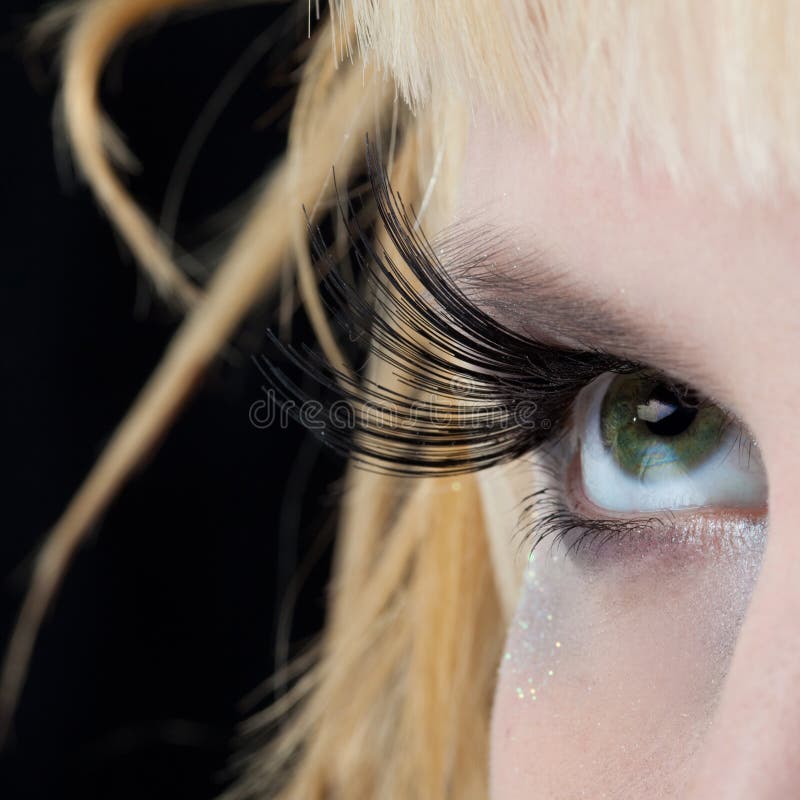 Maquillaje moderno de la manera de un ojo femenino fotos de archivo Maquillaje moderno de la manera de un ojo femenino fotos de archivo