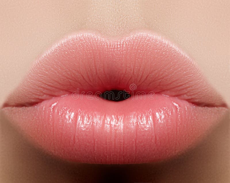 Maquillaje natural del labio del beso del primer Labios llenos regordetes hermosos en cara femenina Limpie la piel, maquillaje fr fotos de archivo